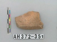 藏品(褐色夾砂陶圈足)的圖片